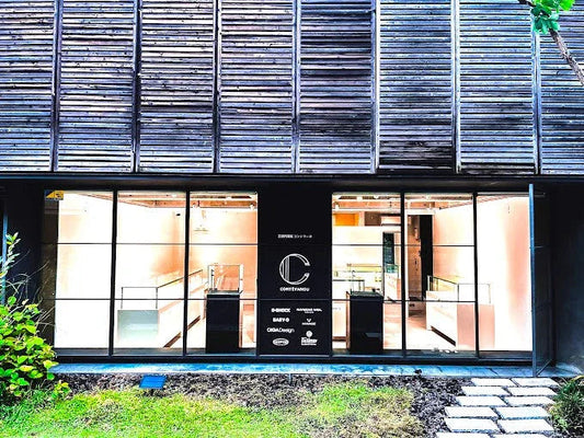 木製外壁の時計宝飾店、店内にブランドロゴとディスプレイが見える。機械式時計、腕時計、宝飾品専門店。