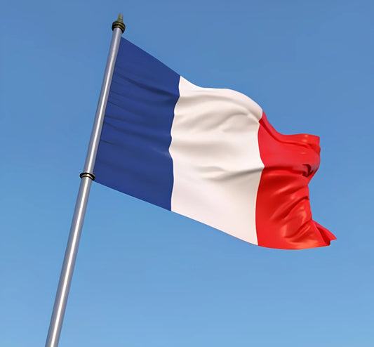 青空に舞うフランス国旗。機械式時計や宝飾品の正規代理店が紹介するヨーロッパの伝統と洗練。