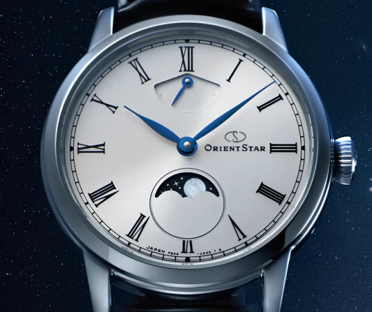 OrientStar ムーンフェイズ搭載機械式腕時計。ローマ数字と青い針が特徴的な高級感デザイン。