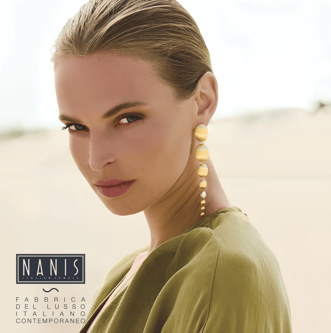 イタリア製 NANIS ブランドのエレガントなゴールドピアス。女性が着用し、上品な印象を演出。