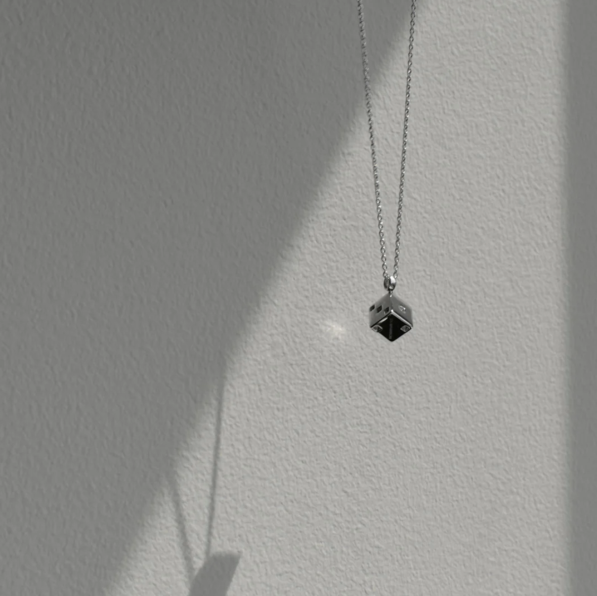 METAL CHATA PENDANT NECKLACE - Contévanou